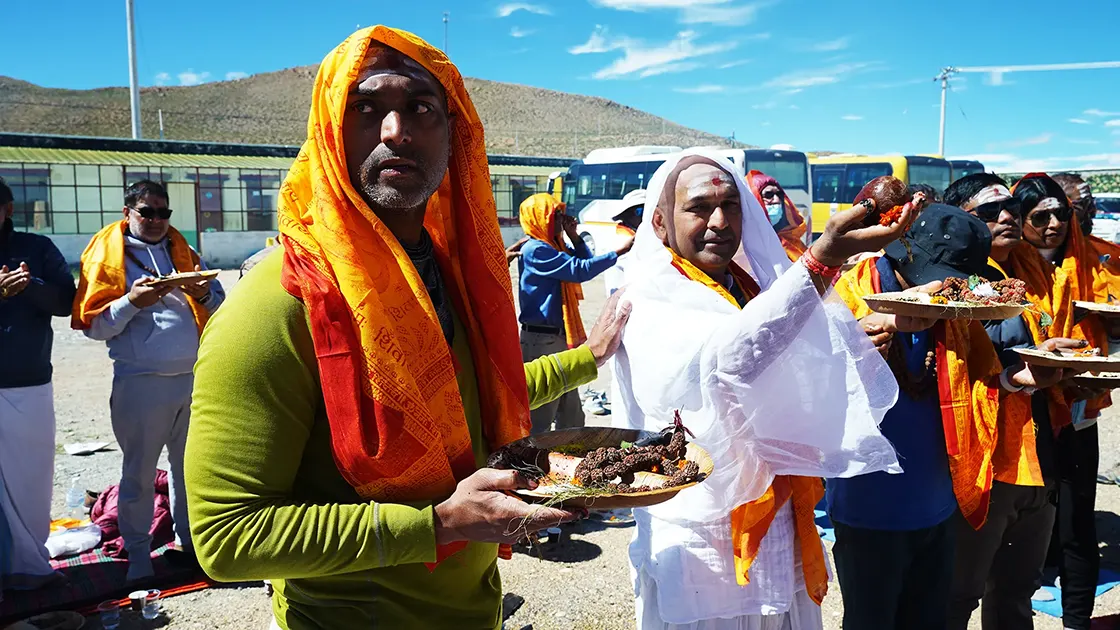 Puja preform at Mansarovar Lake by Yatries